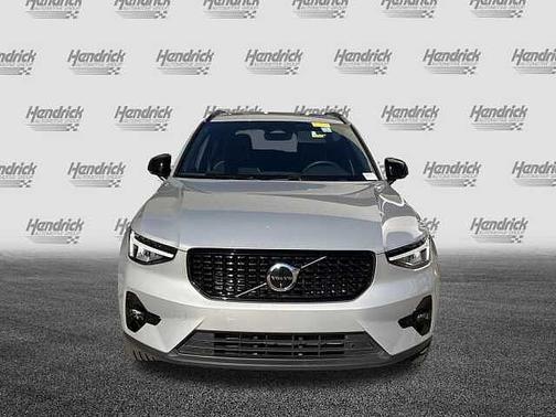 Silver Dawn 2025 Volvo XC40 Plus