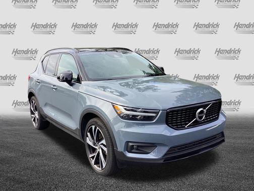 2022 Volvo XC40 R-Design
