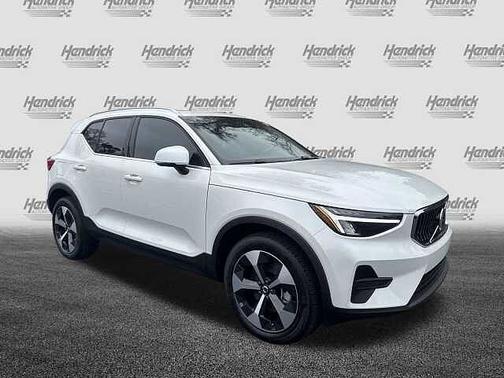 2025 Volvo XC40 Core