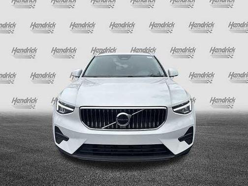 2025 Volvo XC40 Core