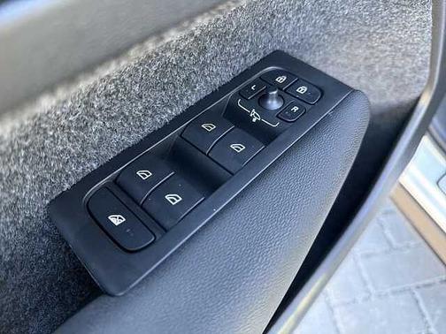 2025 Volvo XC40 Core