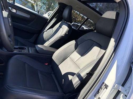 2025 Volvo XC40 Core
