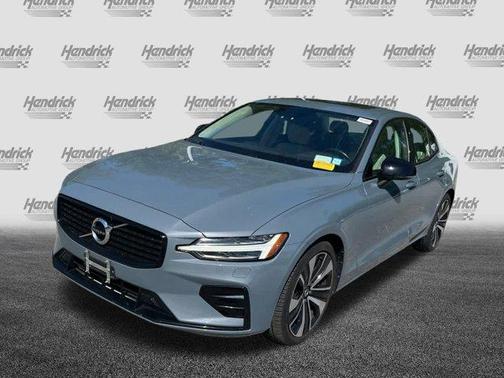 2022 Volvo S60 MOMENTUM