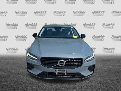 2022 Volvo S60 MOMENTUM