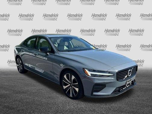 2022 Volvo S60 MOMENTUM