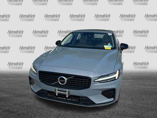 2022 Volvo S60 MOMENTUM