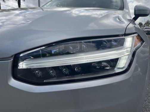 2022 Volvo XC90 T5 Momentum 7 Passenger
