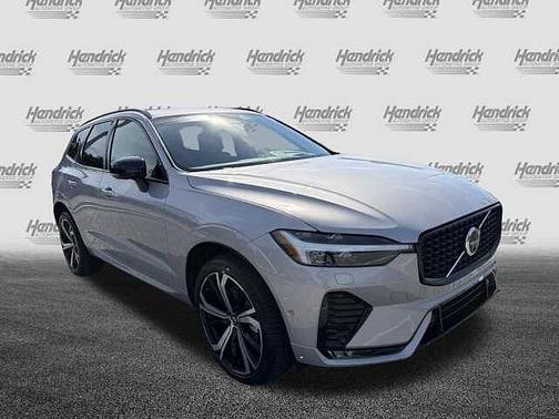 Silver Dawn 2023 Volvo XC60 Ultimate Dark Theme