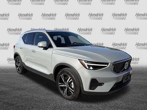 2025 Volvo XC40 Core