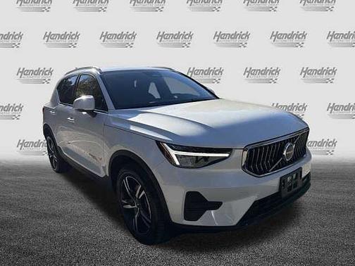 2025 Volvo XC40 Core