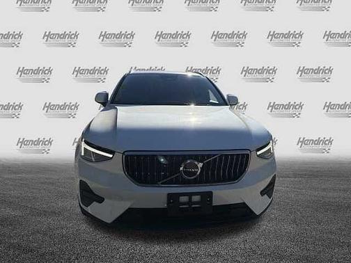 2025 Volvo XC40 Core