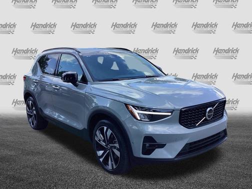 2025 Volvo XC40 Plus Dark Theme