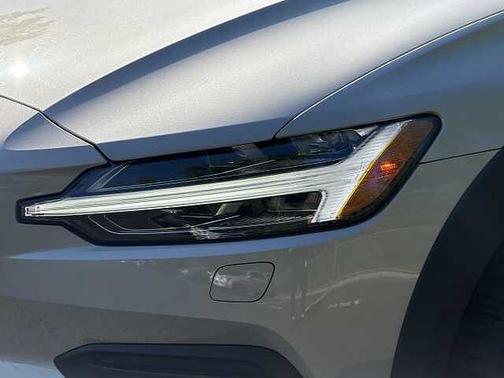 2025 Volvo V60 Cross Country Plus