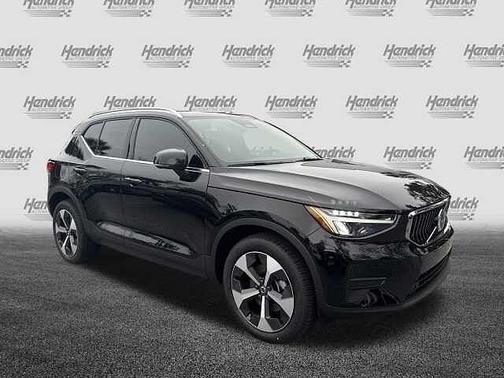 2025 Volvo XC40 Core