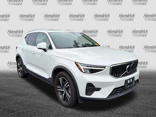 Crystal White 2025 Volvo XC40 Core
