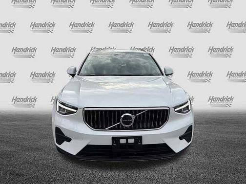 Crystal White 2025 Volvo XC40 Core