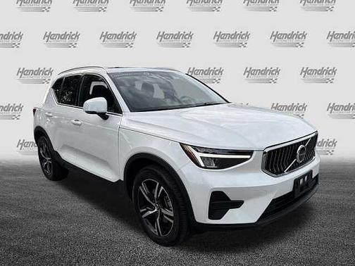 Crystal White 2025 Volvo XC40 Core