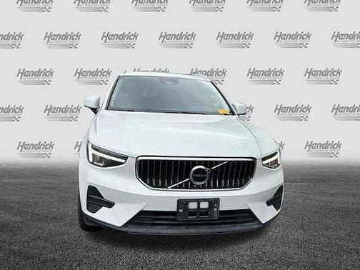 Crystal White 2025 Volvo XC40 Core