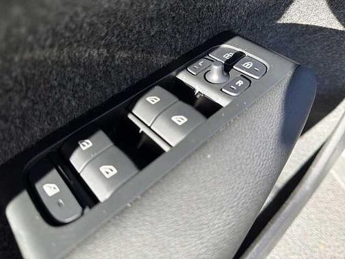 2025 Volvo XC40 Core