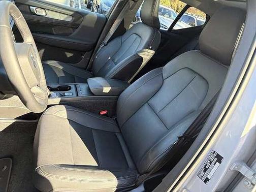 2025 Volvo XC40 Core