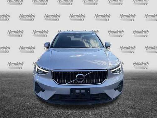 2025 Volvo XC40 Core