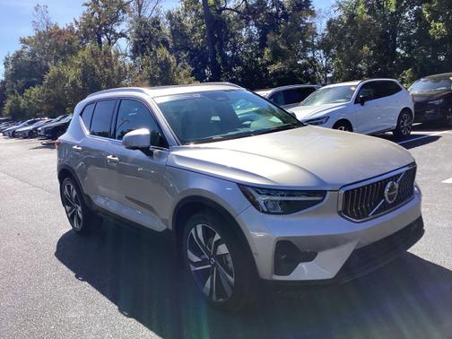 2023 Volvo XC40 Plus Bright Theme