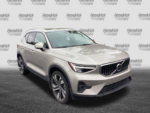 2023 Volvo XC40 Plus Bright Theme