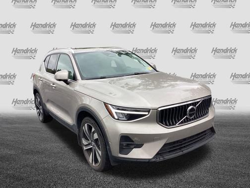 2023 Volvo XC40 Plus Bright Theme