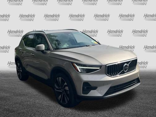 2024 Volvo XC40 Plus Bright Theme