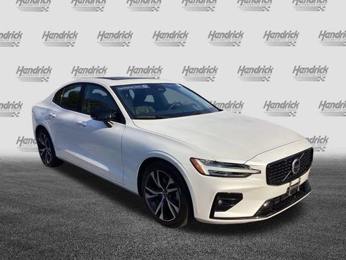 2024 Volvo S60 Core Dark Theme