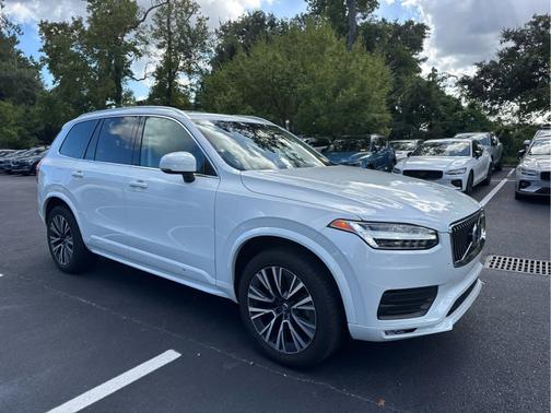 2022 Volvo XC90 Momentum