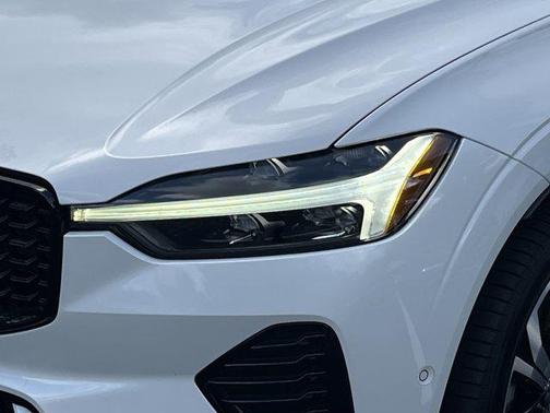 2023 Volvo XC60 B5 Ultimate Dark Theme