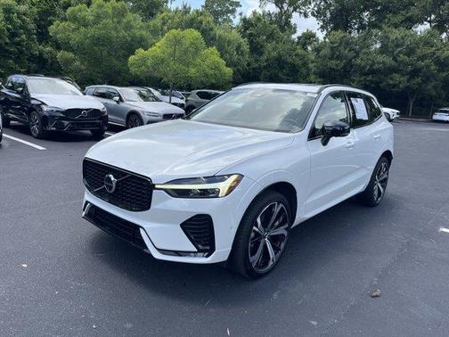 2023 Volvo XC60 B5 Ultimate Dark Theme