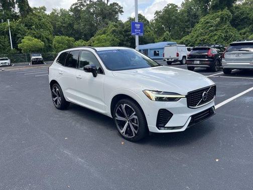 2023 Volvo XC60 B5 Ultimate Dark Theme