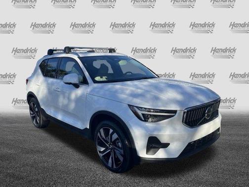 2025 Volvo XC40 B5 Ultra Bright Theme