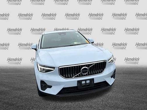 2025 Volvo XC40 Core