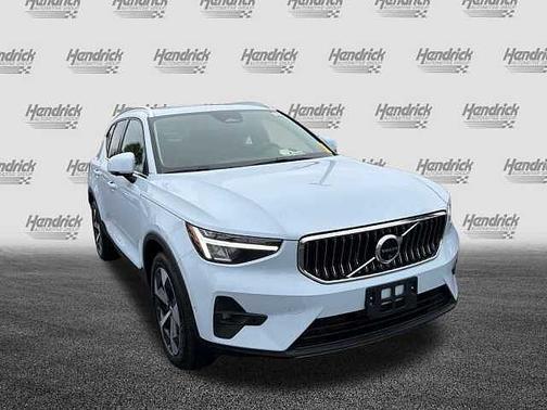 2025 Volvo XC40 Core