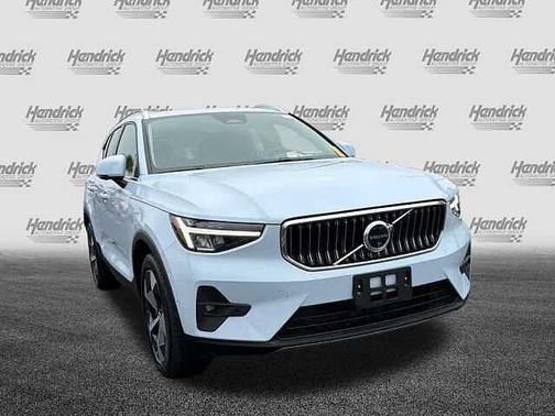 2025 Volvo XC40 Core