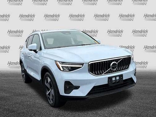 2025 Volvo XC40 Core