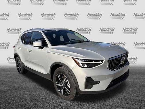 2025 Volvo XC40 Core