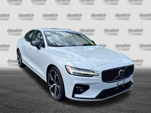 2023 Volvo S60 Core Dark Theme