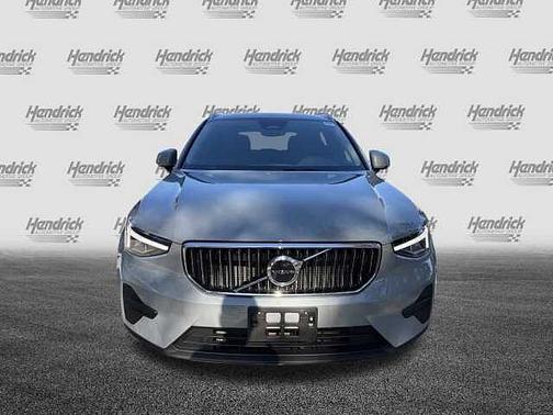 2025 Volvo XC40 Core