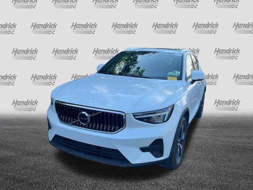 2025 Volvo XC40 Core Bright Theme