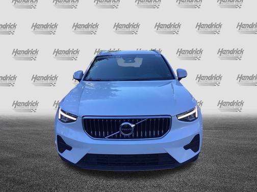 2025 Volvo XC40 Core Bright Theme