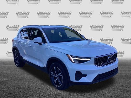 2025 Volvo XC40 Core Bright Theme