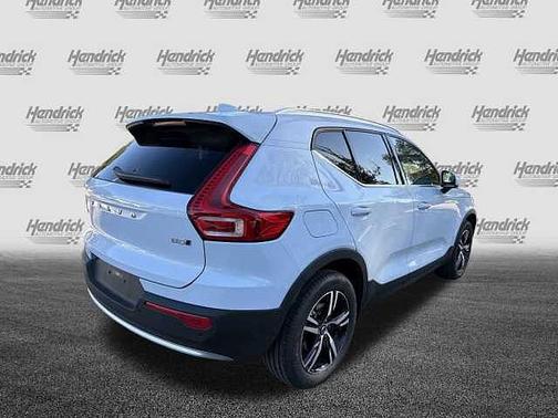 2025 Volvo XC40 Core