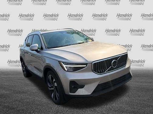 Bright Dusk 2023 Volvo XC40 Plus