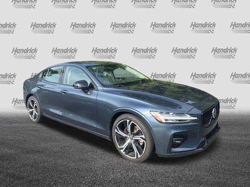 2024 Volvo S60 B5 Plus Dark Theme