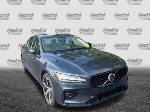 2024 Volvo S60 B5 Plus Dark Theme