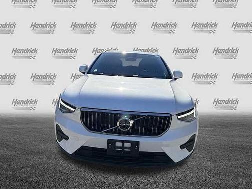 2025 Volvo XC40 Core